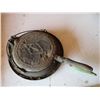 Image 2 : Vintage Cast Iron Waffle Iron