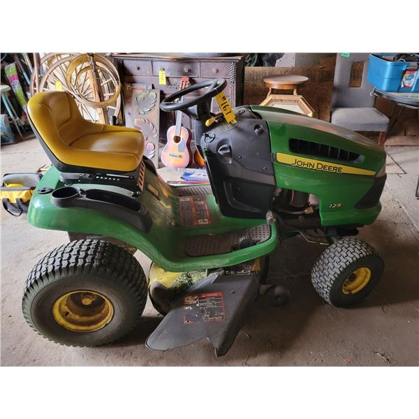 JD 125 Riding Mower, 388 hrs, 42" hydro, SN. GX0125A052069 (running)
