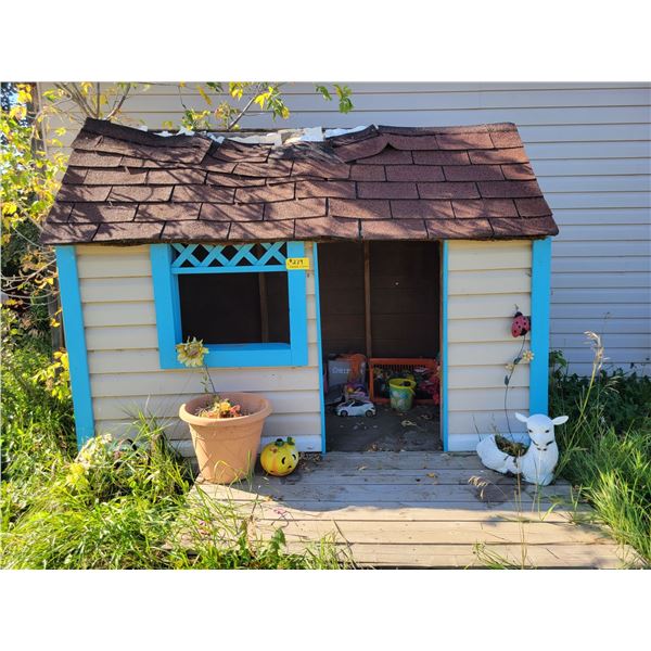 Playhouse c/w contents (Roof has damage)