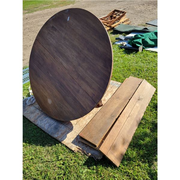 Single pedestal rd. table c/w extra leafs