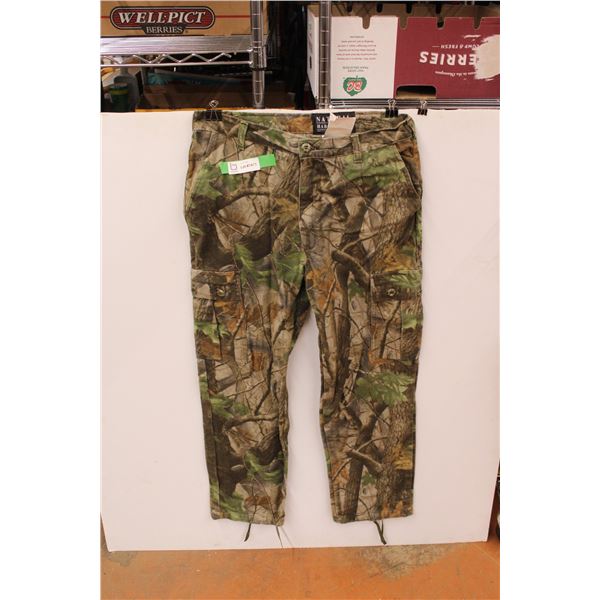 * Pair of Camouflage Pants - Size Large