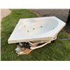 Image 2 : 5’ Corner Jet Tub  -- This Item is Located Off Site