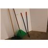 Image 5 : ** (2) Rakes - 36" Trimmers