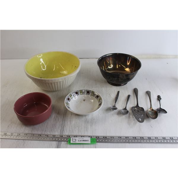 (4) Bowls, (4) Spoons, Pie Server