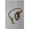 Image 3 : Women's Cameo Necklace in Case