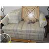 Image 2 : SOFA & LOVESEAT