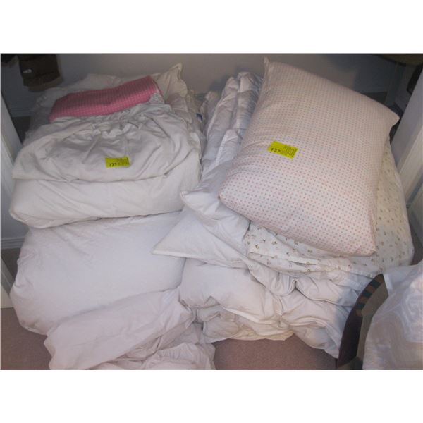 ASST. BEDDING: QUILTS, PILLOWS, ETC.