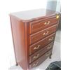 Image 2 : 5 PIECE FRENCH PROVINCIAL LOOK BEDROOM SUITE: MIRRORED DRESSER, CHEST OF DRAWERS, 2 NIGHTSTANDS, HEA