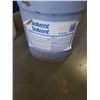 Image 3 : 2 PAILS OF ACRYLIC MORTER AND SOLVENT