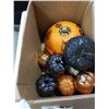 Image 2 : BOX OF HALLOWEEN DECOR