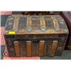 Image 1 : VINTAGE WOOD TRUNK 28" X 16" X 19"