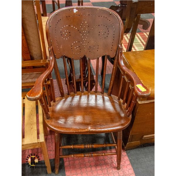VINTAGE WOODEN DINING CHAIR