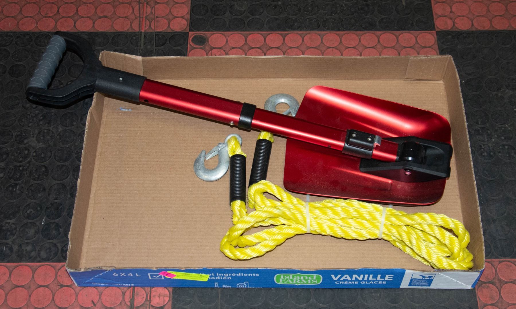 NEW FOLD UP SHOVEL+14 FOOT TOW ROPE