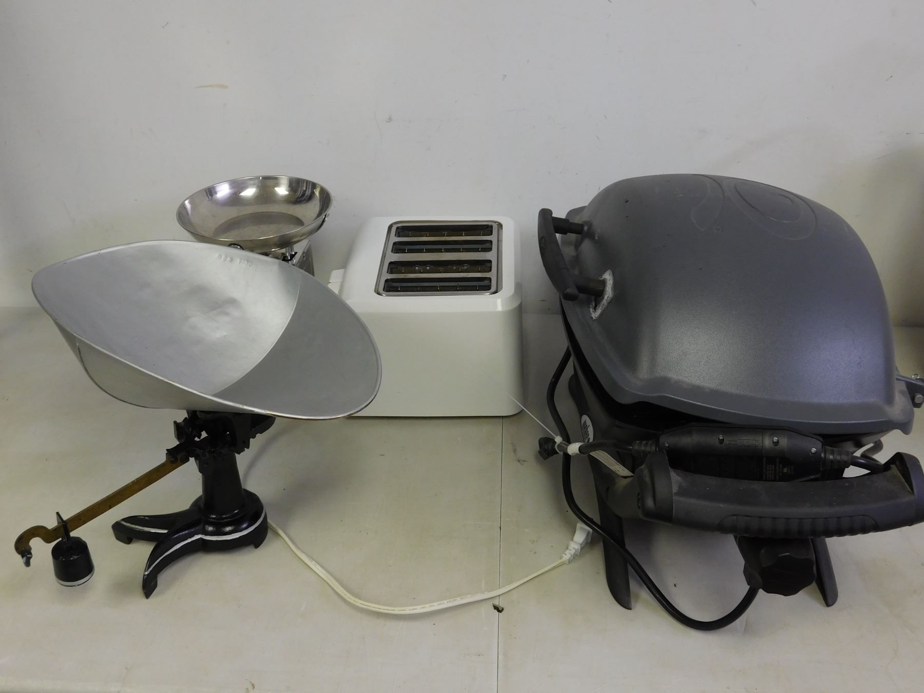 Lot of 4 pcs Kitchenware Modern Toaster, Scales Vintage and Modern ...