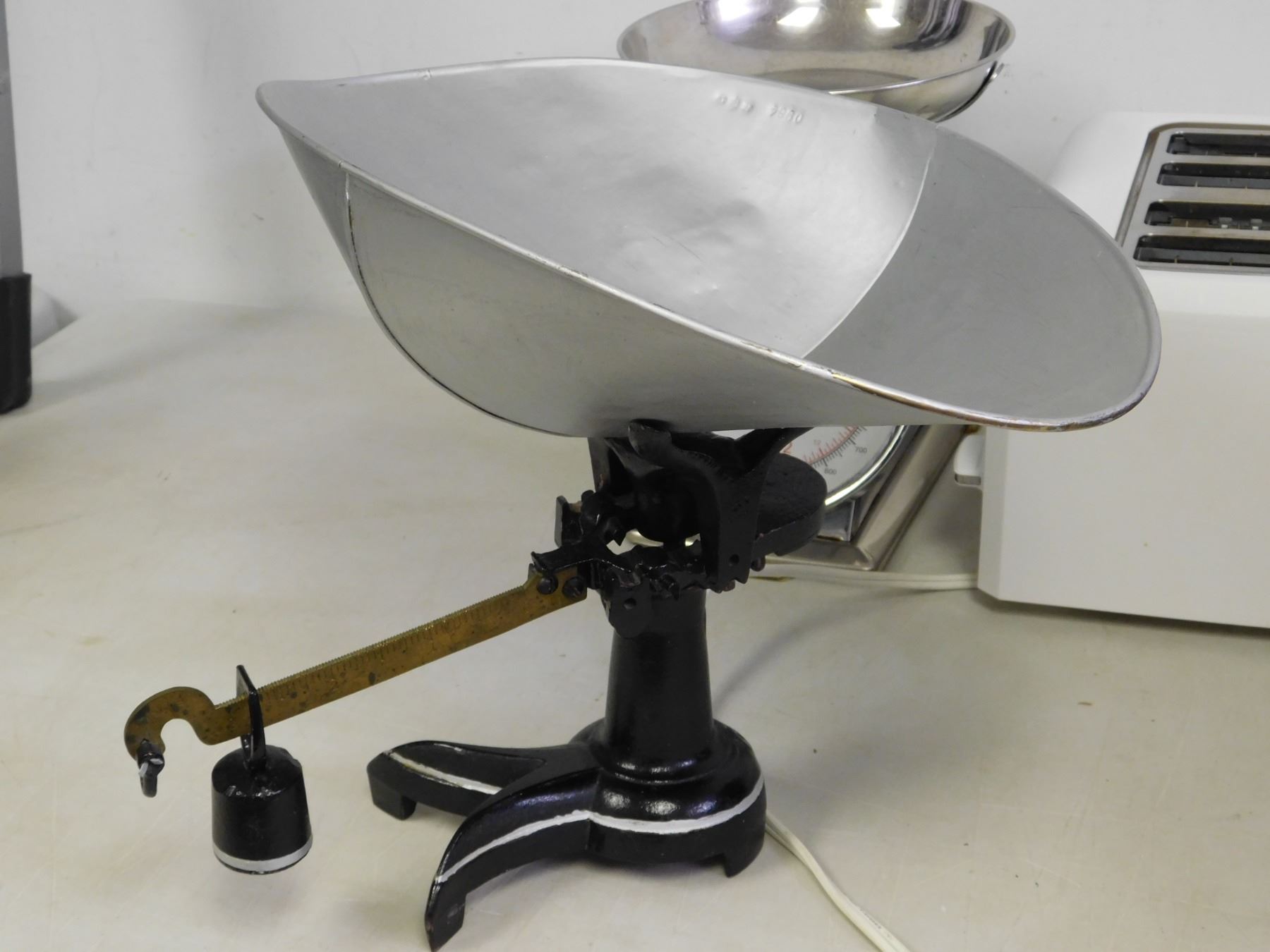 Lot of 4 pcs Kitchenware Modern Toaster, Scales Vintage and Modern ...