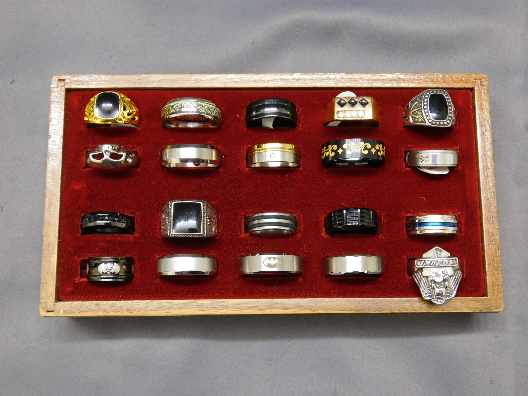 Lot of 20 Men's Novelty Fashion Rings Superman vs Batman, Skulls, Etc ...
