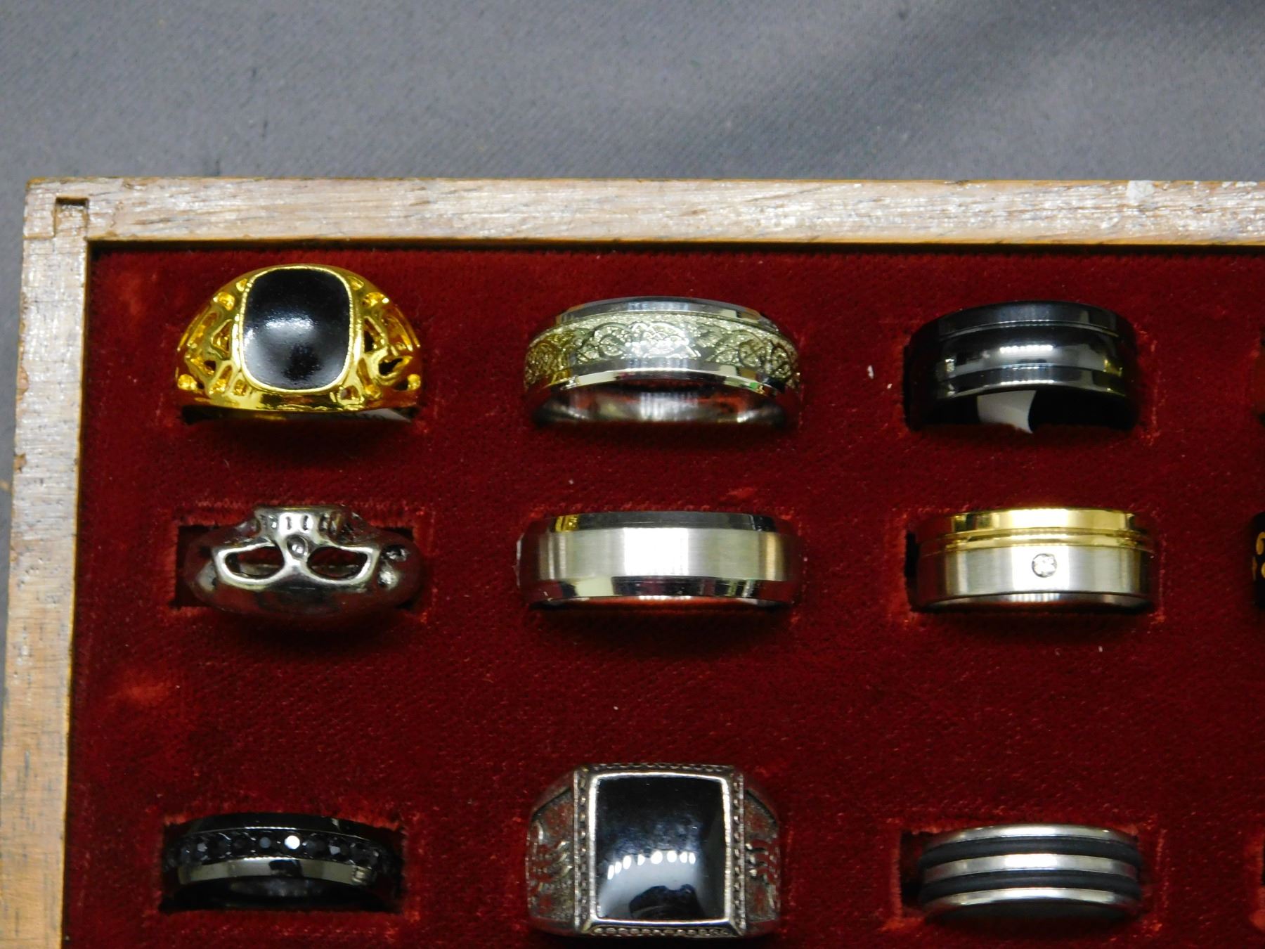 Lot of 20 Men's Novelty Fashion Rings Superman vs Batman, Skulls, Etc ...