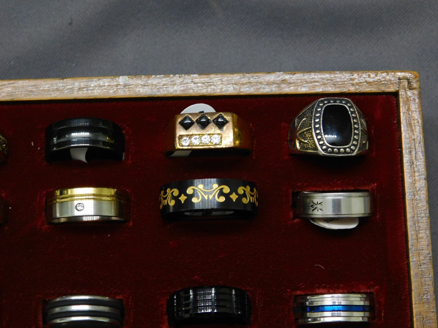 Lot of 20 Men's Novelty Fashion Rings Superman vs Batman, Skulls, Etc ...