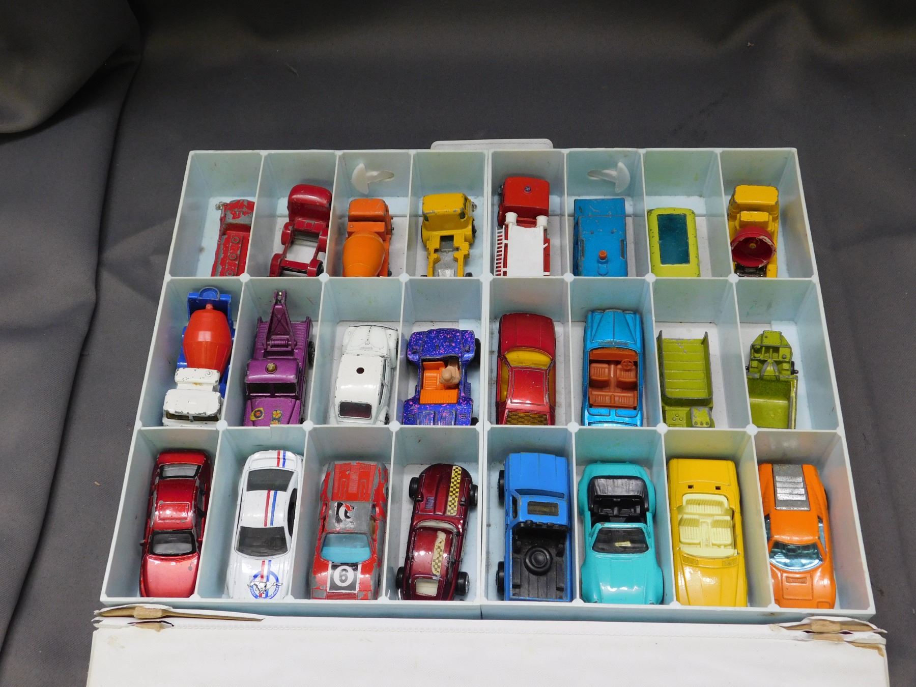 Vintage 1967 Hot Wheels 24 Car Collectors Case w 24 Cars Inside