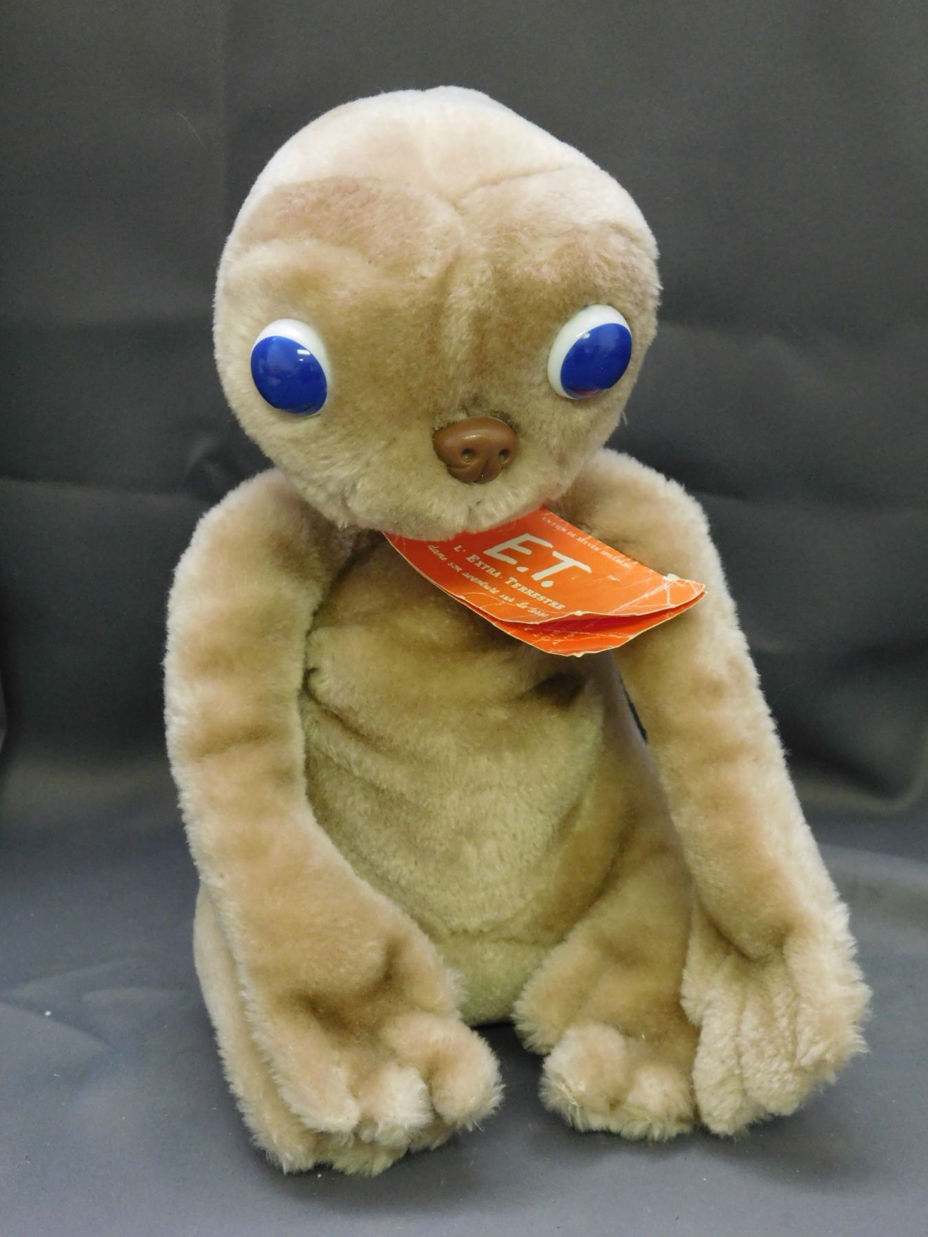 Schmidt Spiele 42771 E.T. The Alien Plush Toy, 24 cm, 40 Years Edition
