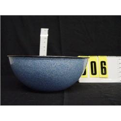 Blue/white sponge graniteware bowl