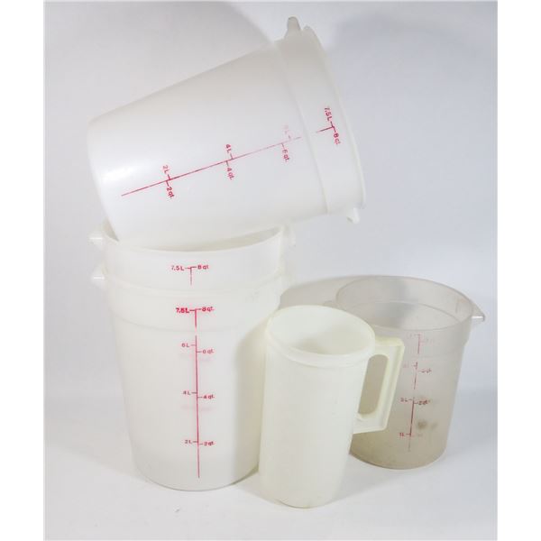 FLAT OF RESTAURANT MEASURING CONTAINERS