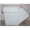 Image 3 : RUBBERMAID DRY FOOD STORAGE BIN
