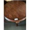 Image 3 : Round Queen Anne Style woodgrain Table
