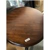 Image 3 : Round Queen Anne Style woodgrain Table