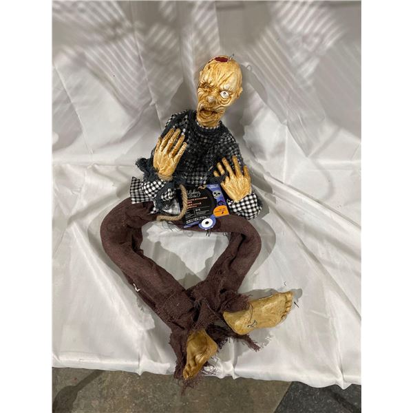 Holiday Living Hanging Animated Zombie 25.59"x4.33"x39.37"