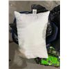 Image 4 : Lot of 2 Weatherproof Down Alternative Queen Size Pillows