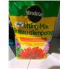 Image 1 : Miracle Grow Potting Mix 8.8L