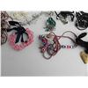 Image 5 : BAG OF COSTUME JEWELLERY LOT 8