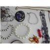 Image 2 : BAG OF COSTUME JEWELLERY LOT 9