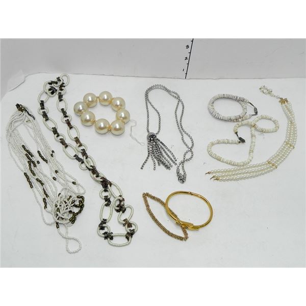 MYSTERY BAG OF COSTUME/JUNK JEWELLERY LOT 13