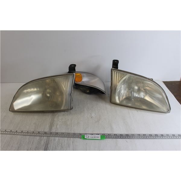 Sienna headlamps left and rightsudesforulyears 1998 to 2003 + a side signal light marker