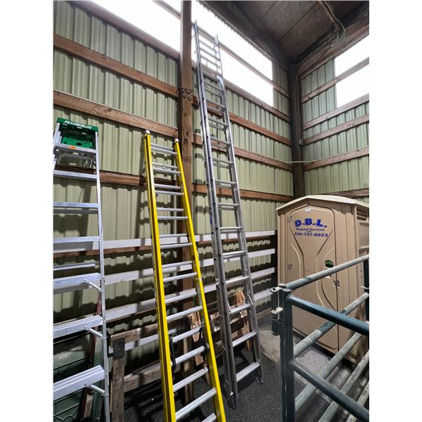 FEATHERLITE EXTENSION LADDER. 32'