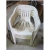 Image 4 : 4 plastic chairs and 1 wooden chair (cracked)