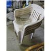 Image 5 : 4 plastic chairs and 1 wooden chair (cracked)