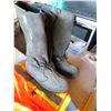 Image 5 : hard hat liners, 4x/5x safety vest, boot dryer and sz 11 winter boots (no liners)