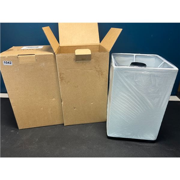 Lot of 2 Table Lamps/Bedside Lamps w/ USB Charging Bases!