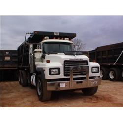 2001 MACK RD688S TRI-AXLE DUMP
