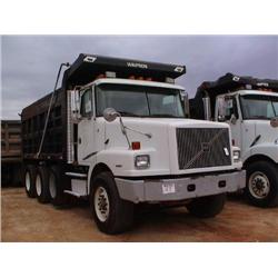 2000 VOLVO WG64 TRI-AXLE DUMP