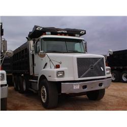 2000 VOLVO WG64 TRI-AXLE DUMP
