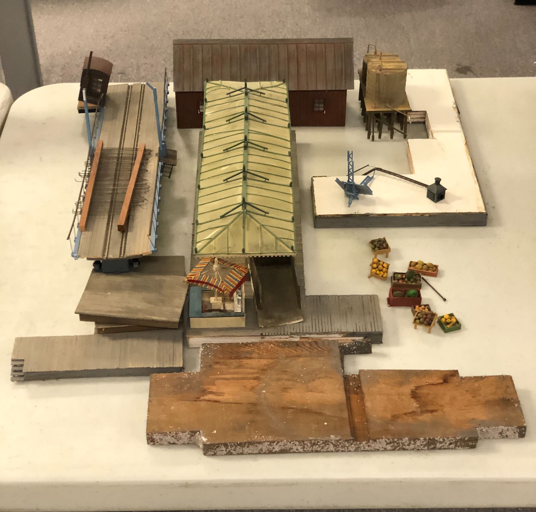 Modular Model Train Platform Custom-made model train platforms / tracks / rails & accessories