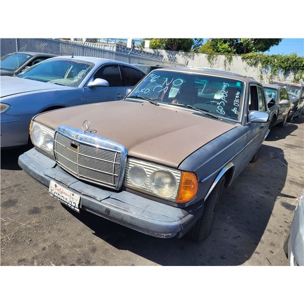 1977 MERCEDES-BENZ SEDAN 4D
