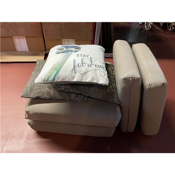 Outdoor cushion set