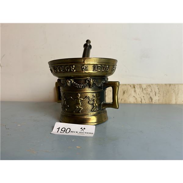 1576 Brass Vintage Motor And Pestle 5D 4H