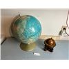 Image 2 : 2 Vintage Globes