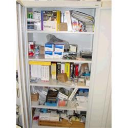 LOT - CABINET W/ ASSORTED COMPUTER SOFTWARE AND PARTS